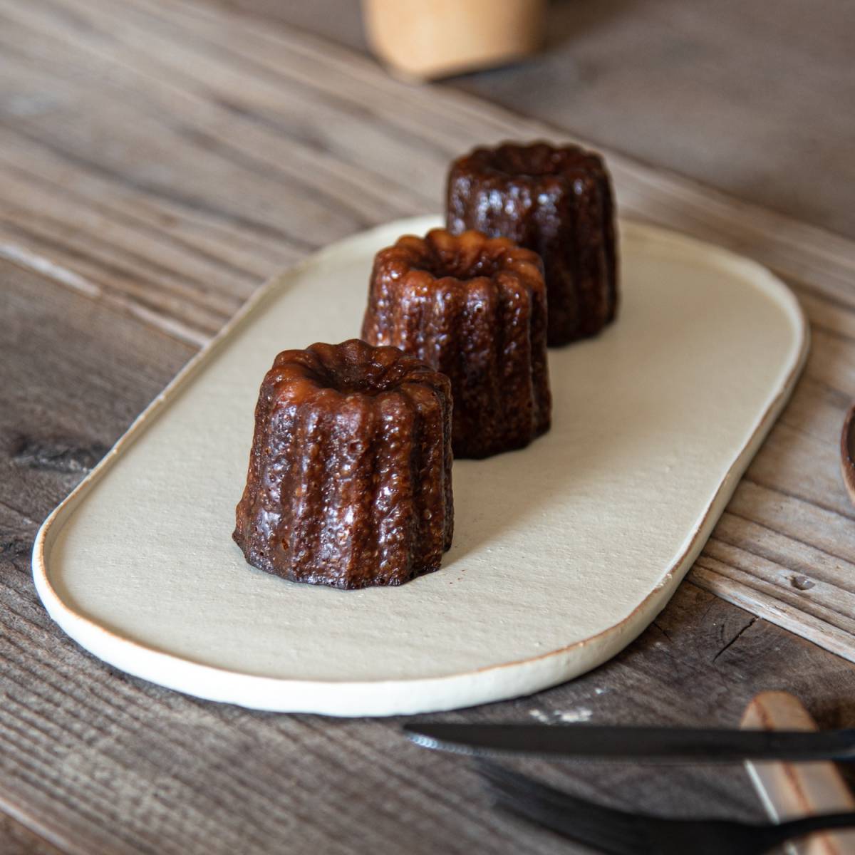 美濃燒|branche手工橢圓陶瓷長盤 香草白-餐桌食器-寿山窯-七時雜貨 700zakka