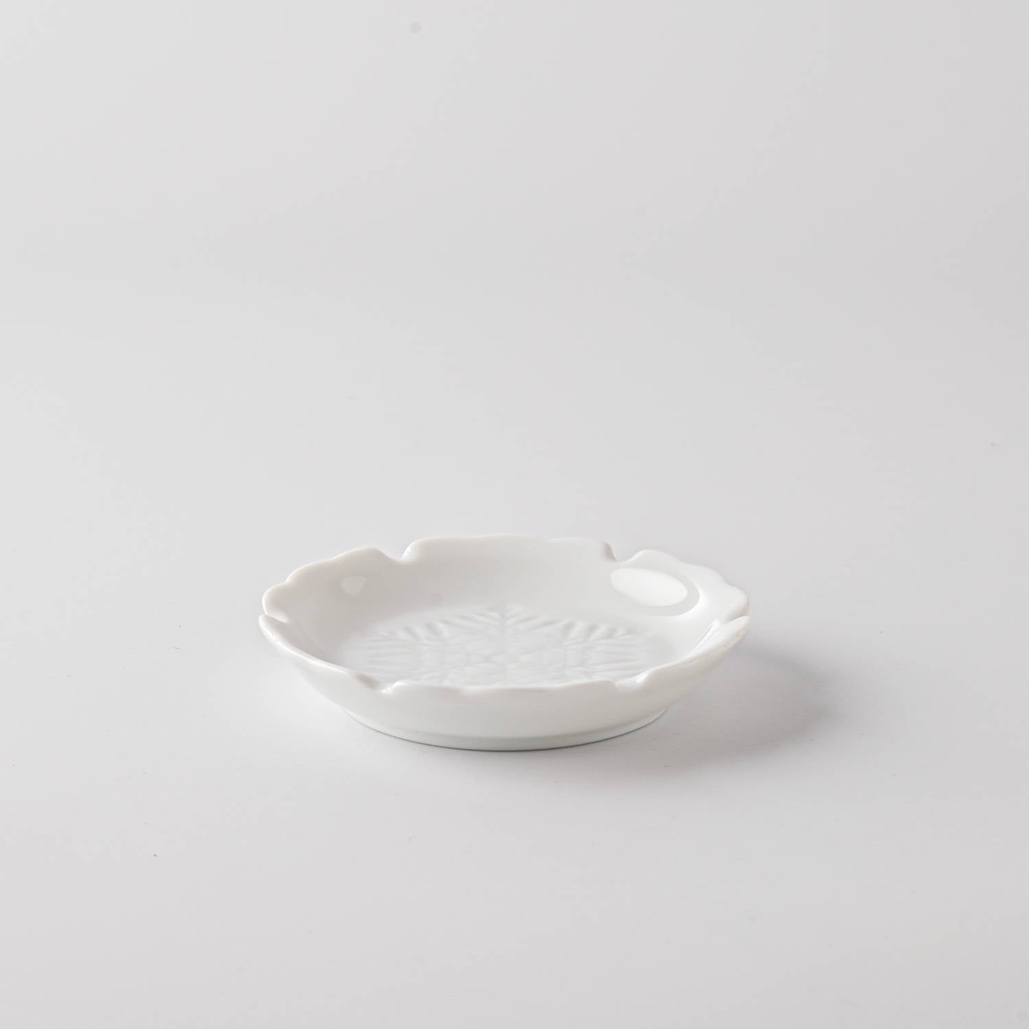 美濃燒|楽.gaku 雪花浮雕醬油碟 白磁-餐桌食器-深山 miyama-七時雜貨 700zakka