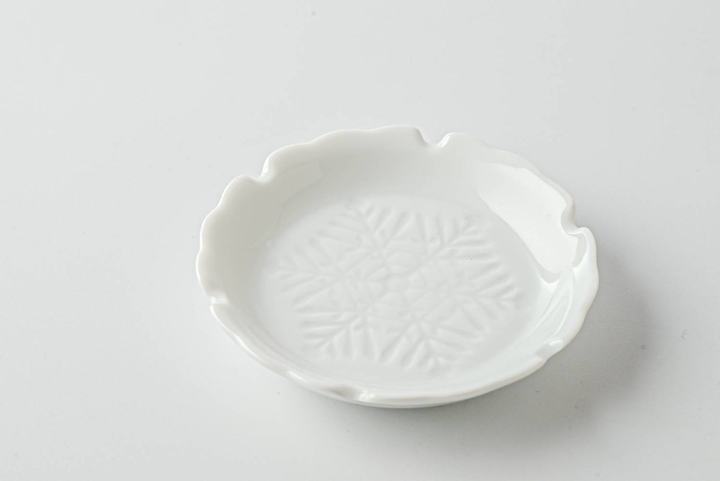 美濃燒|楽.gaku 雪花浮雕醬油碟 白磁-餐桌食器-深山 miyama-七時雜貨 700zakka