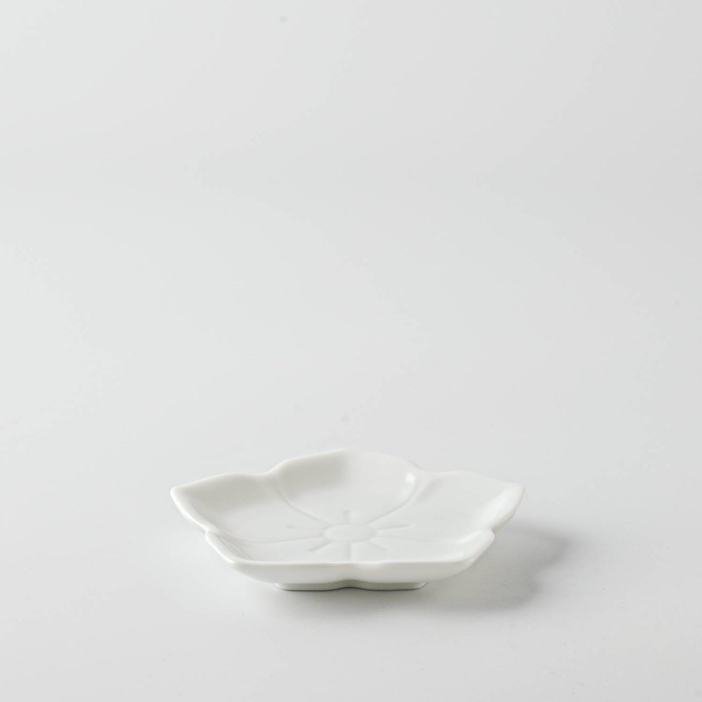 美濃燒|楽.gaku 桔梗浮雕醬油碟 白磁-餐桌食器-深山 miyama-七時雜貨 700zakka