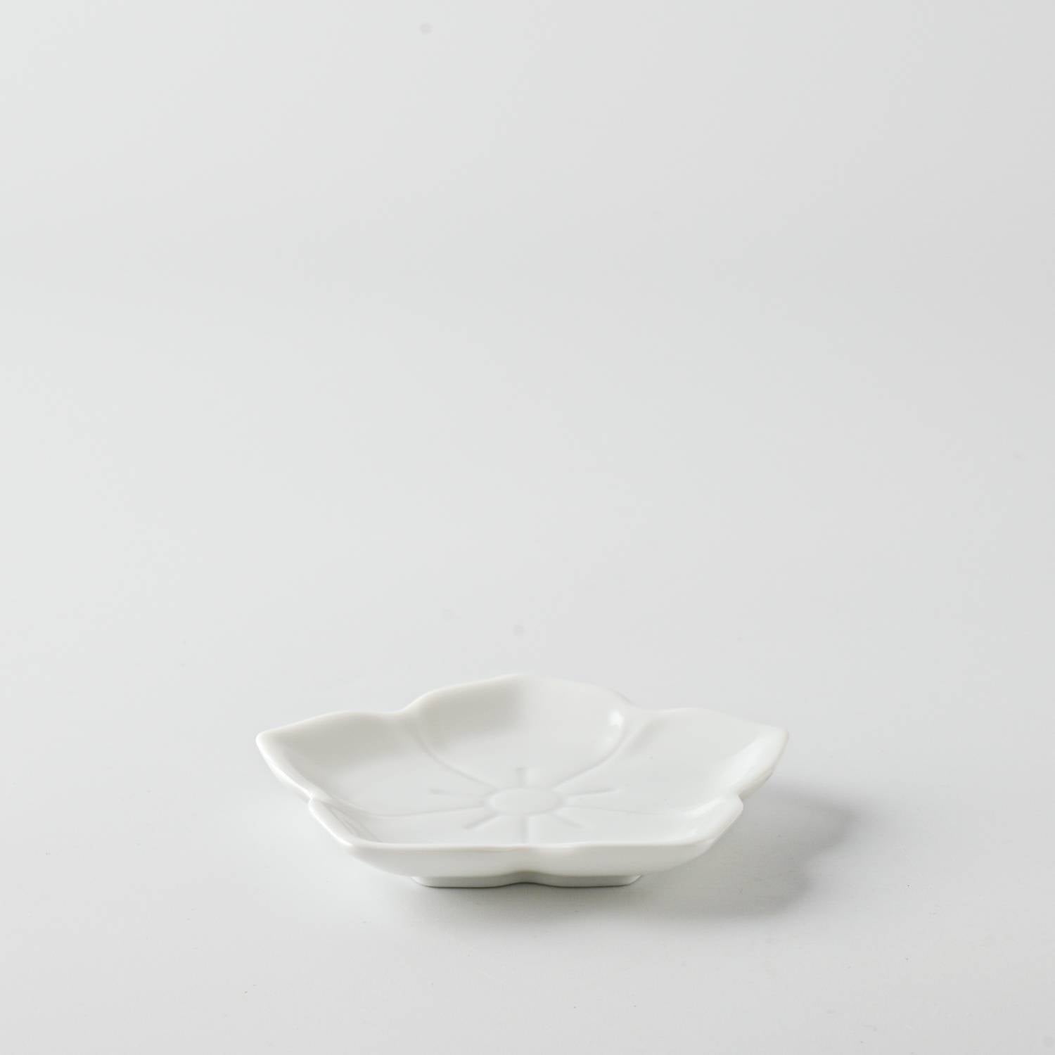 美濃燒|楽.gaku 桔梗浮雕醬油碟 白磁-餐桌食器-深山 miyama-七時雜貨 700zakka