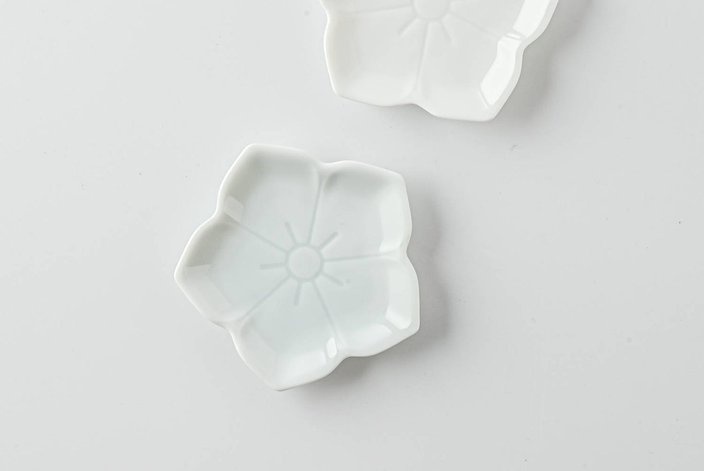 美濃燒|楽.gaku 桔梗浮雕醬油碟 白磁-餐桌食器-深山 miyama-七時雜貨 700zakka