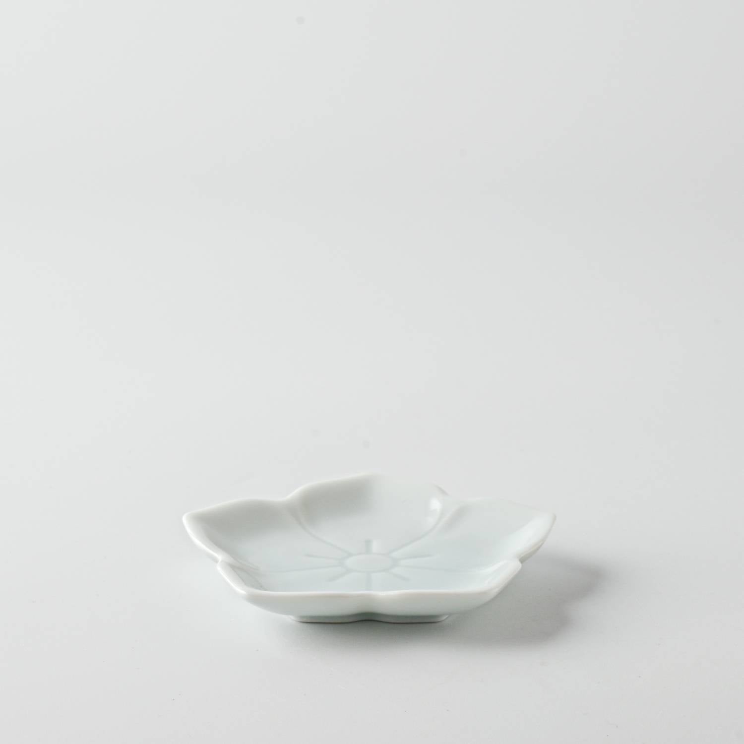 美濃燒|楽.gaku 桔梗浮雕醬油碟 青白磁-餐桌食器-深山 miyama-七時雜貨 700zakka