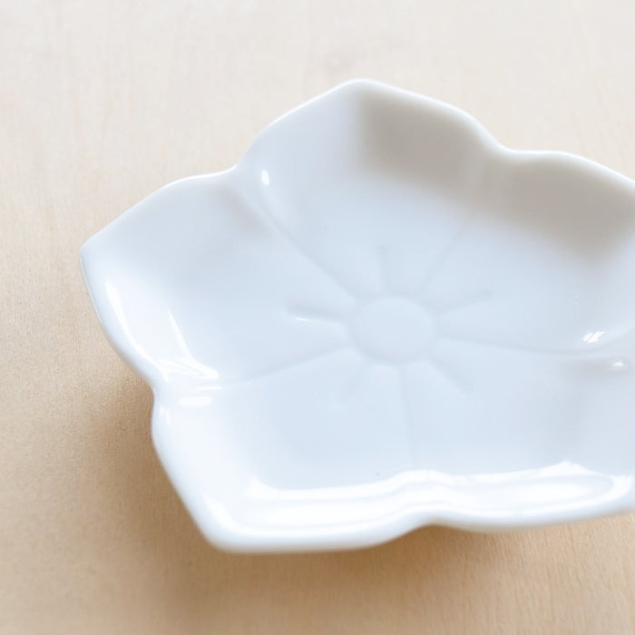 美濃燒|楽.gaku 桔梗浮雕醬油碟 白磁-餐桌食器-深山 miyama-七時雜貨 700zakka