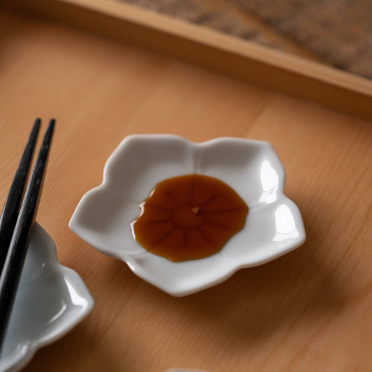 美濃燒｜楽．gaku 桔梗浮雕醬油碟 青白磁-餐桌食器-深山 miyama-七時雜貨 700zakka