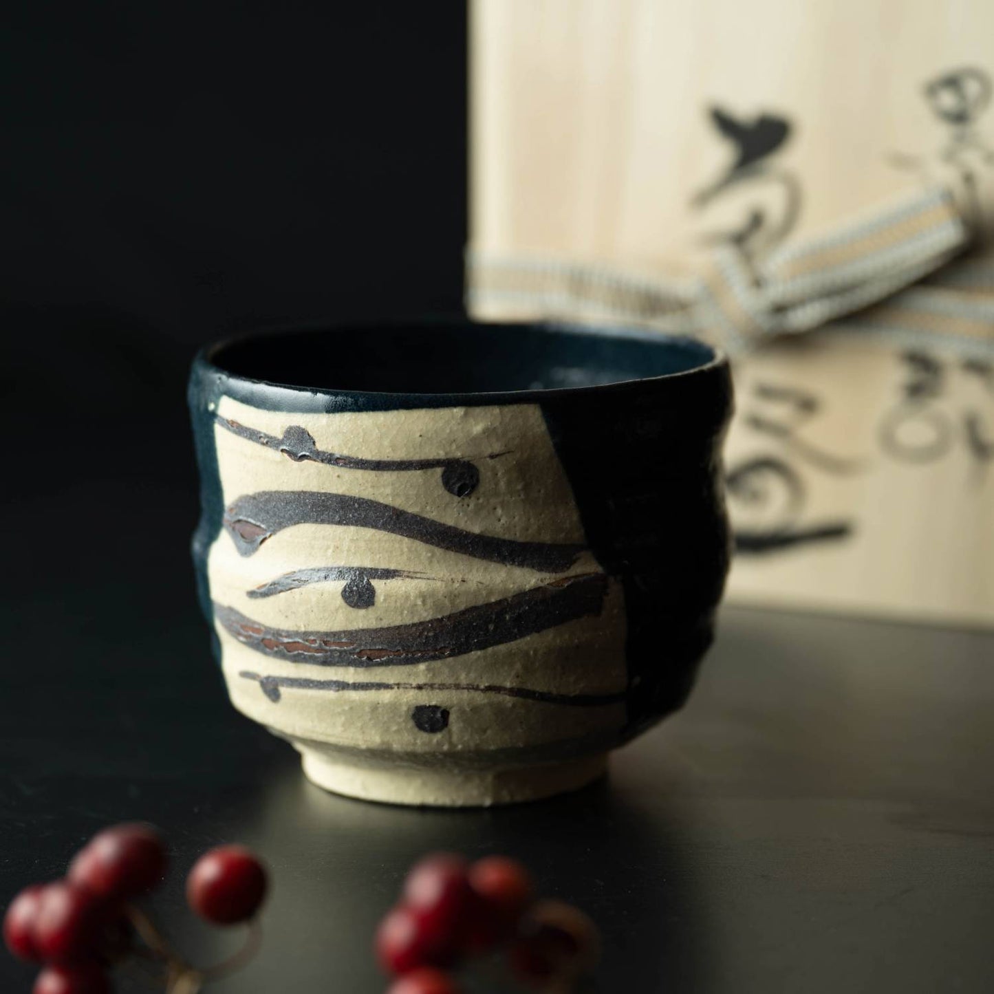 美濃燒｜桂山窯手作黑織部抹茶碗 (木箱入)